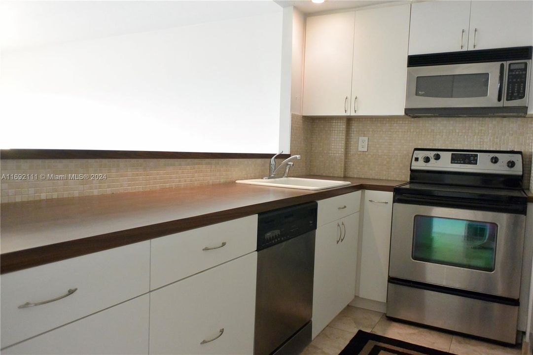 For Sale: $499,000 (1 beds, 1 baths, 886 Square Feet)