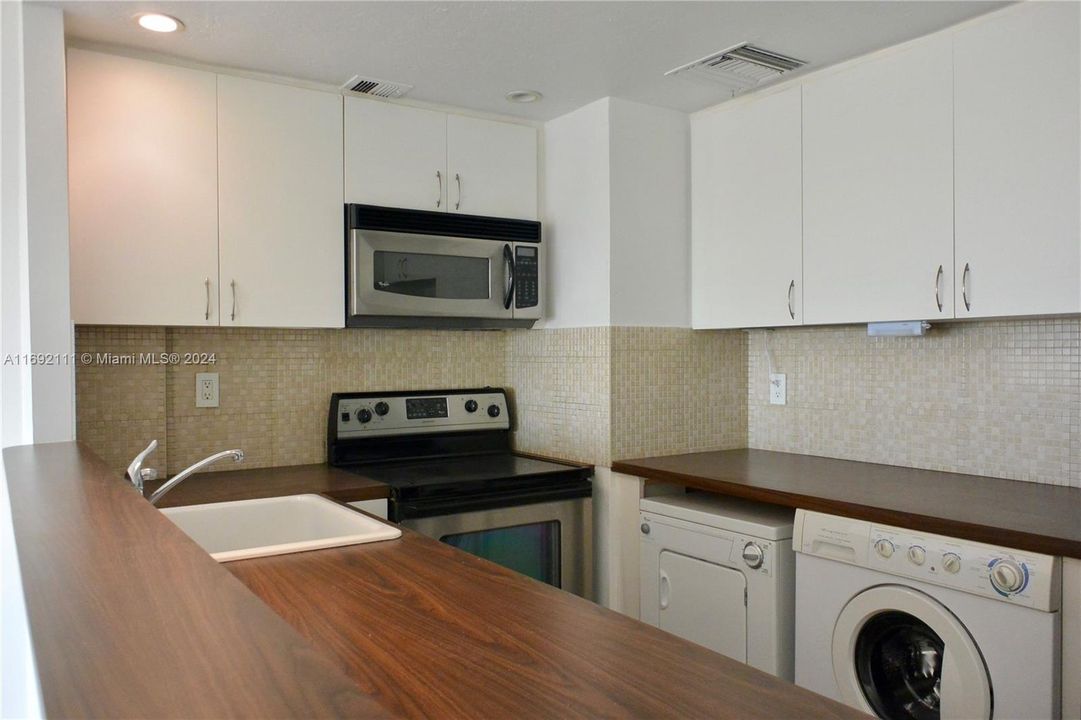 For Sale: $499,000 (1 beds, 1 baths, 886 Square Feet)