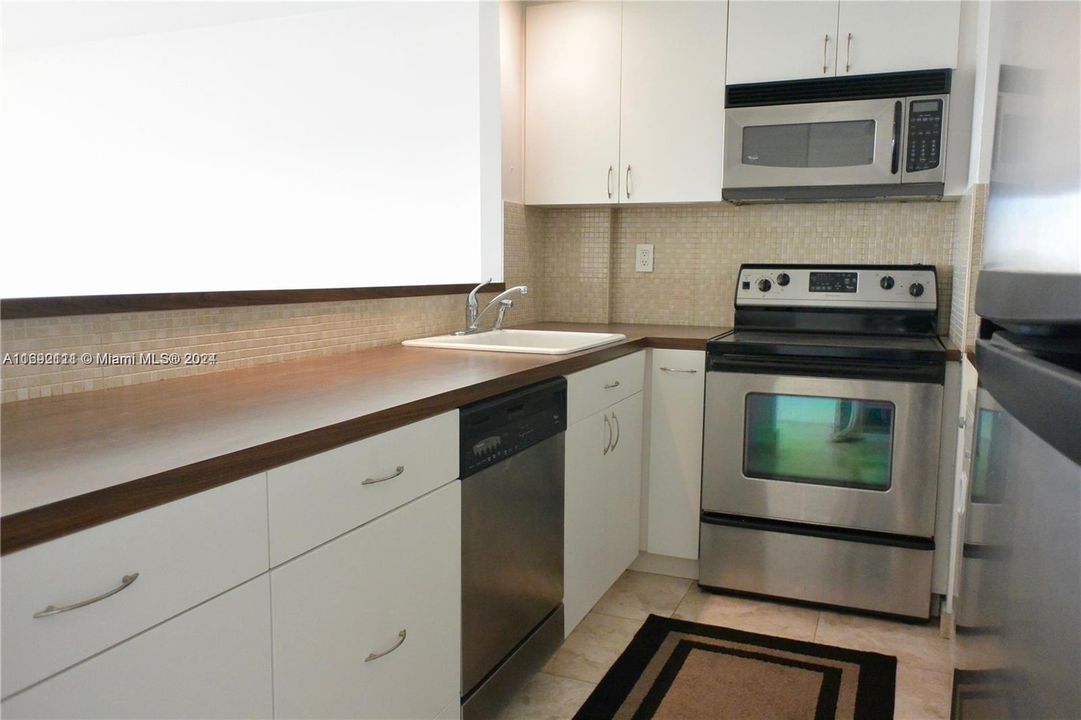 For Sale: $499,000 (1 beds, 1 baths, 886 Square Feet)