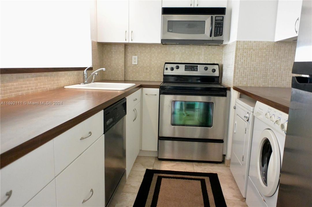 For Sale: $499,000 (1 beds, 1 baths, 886 Square Feet)