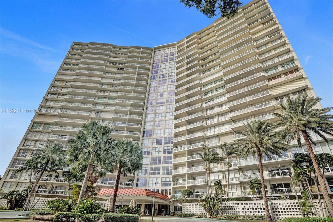 For Sale: $499,000 (1 beds, 1 baths, 886 Square Feet)