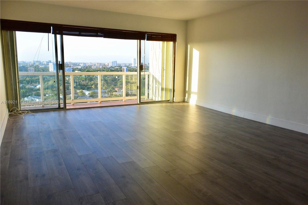 For Sale: $499,000 (1 beds, 1 baths, 886 Square Feet)