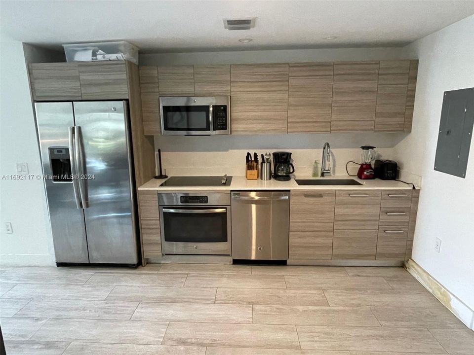 For Rent: $3,600 (1 beds, 1 baths, 681 Square Feet)