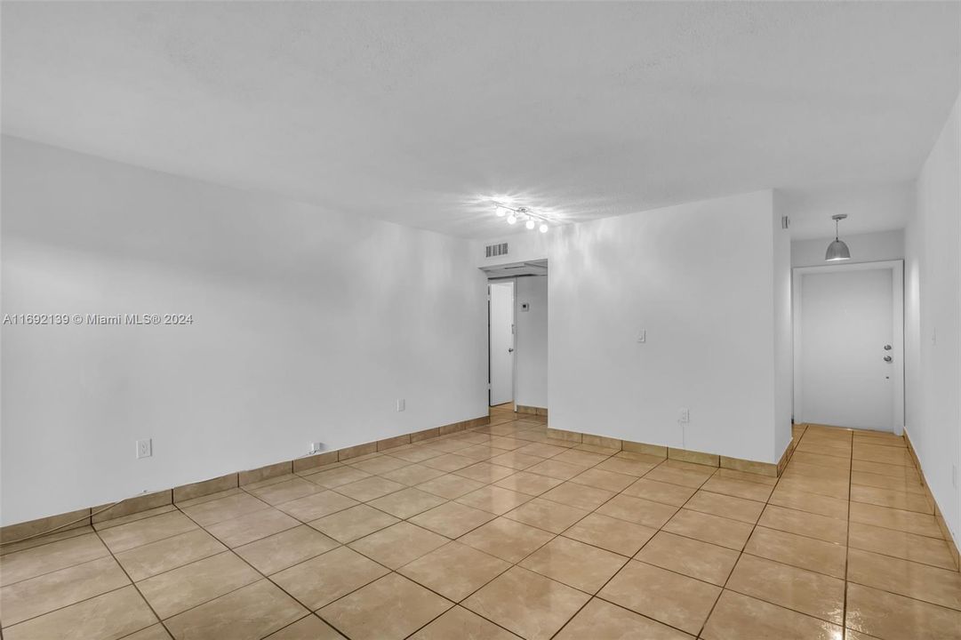 For Sale: $315,000 (2 beds, 1 baths, 866 Square Feet)