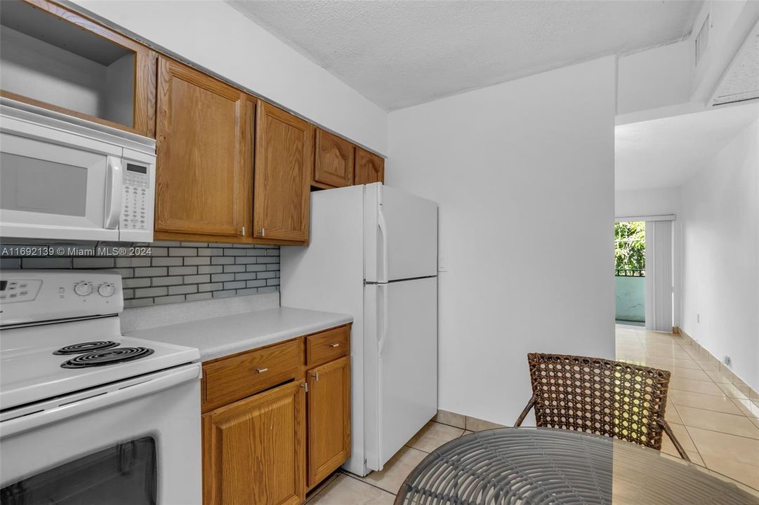 For Sale: $315,000 (2 beds, 1 baths, 866 Square Feet)