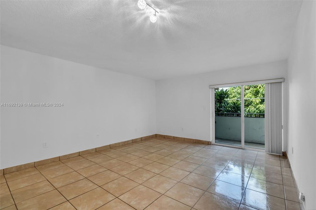 For Sale: $315,000 (2 beds, 1 baths, 866 Square Feet)