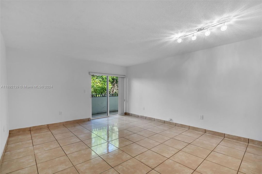 For Sale: $315,000 (2 beds, 1 baths, 866 Square Feet)