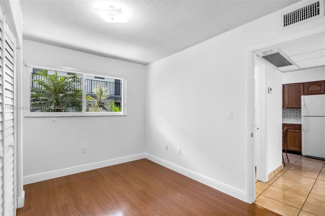 For Sale: $315,000 (2 beds, 1 baths, 866 Square Feet)