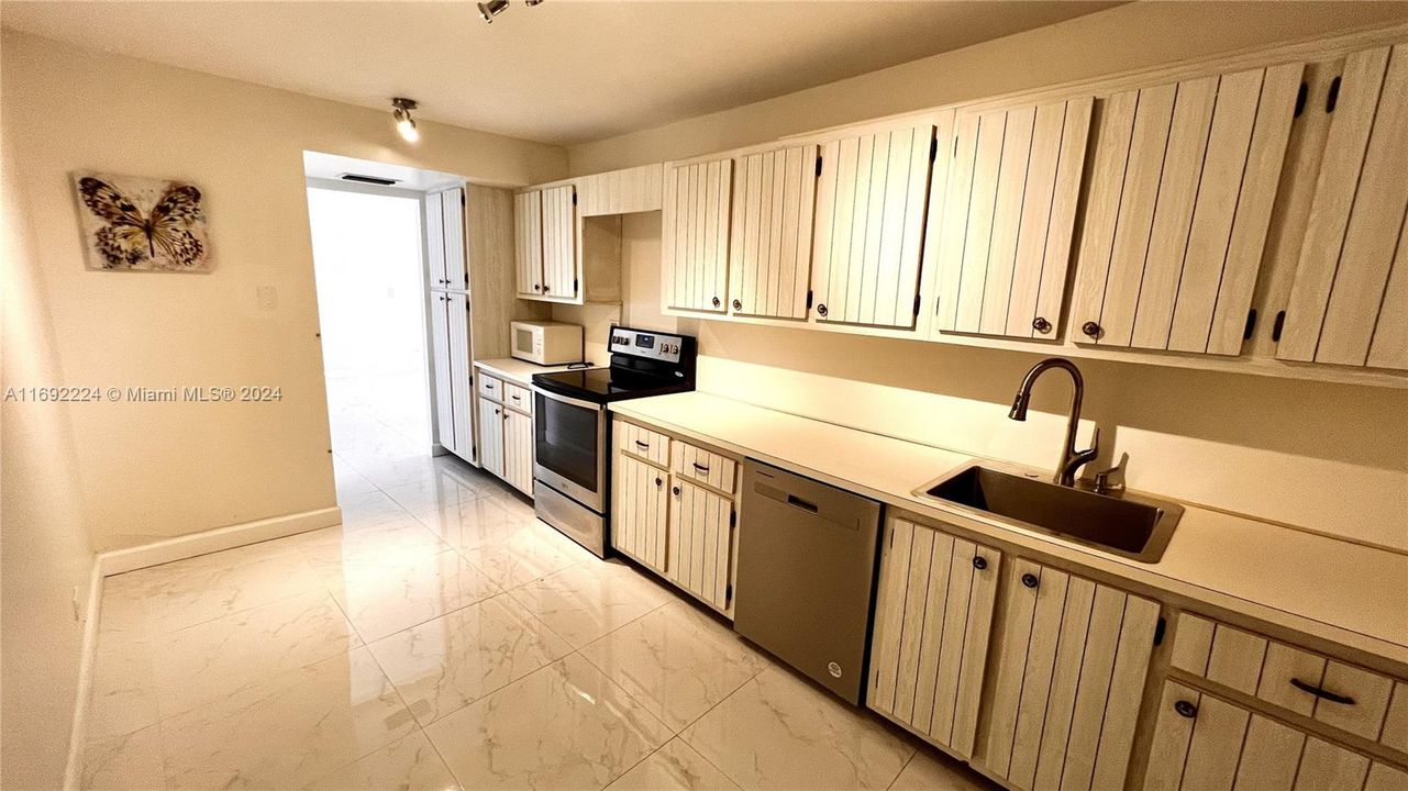 For Rent: $2,800 (1 beds, 1 baths, 825 Square Feet)