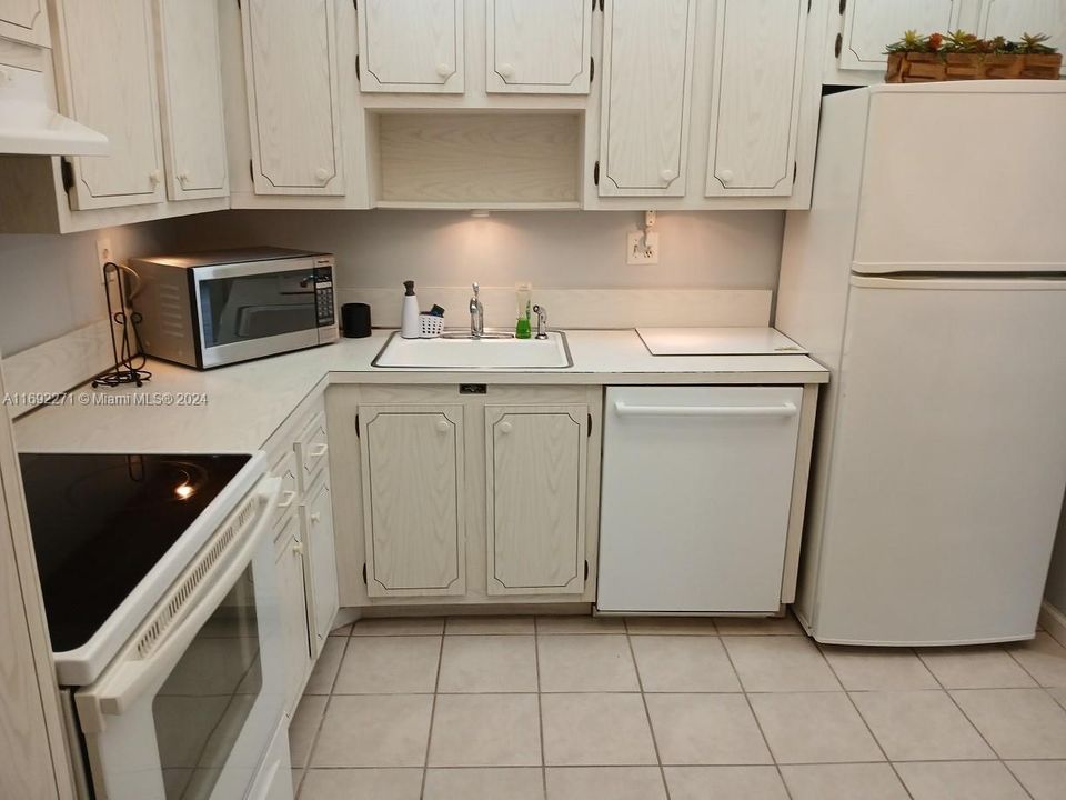 For Sale: $229,000 (1 beds, 1 baths, 780 Square Feet)