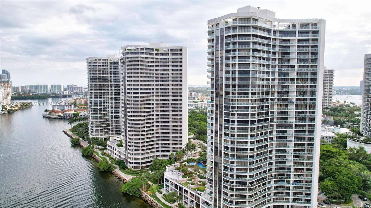 For Sale: $1,000,000 (3 beds, 3 baths, 2130 Square Feet)