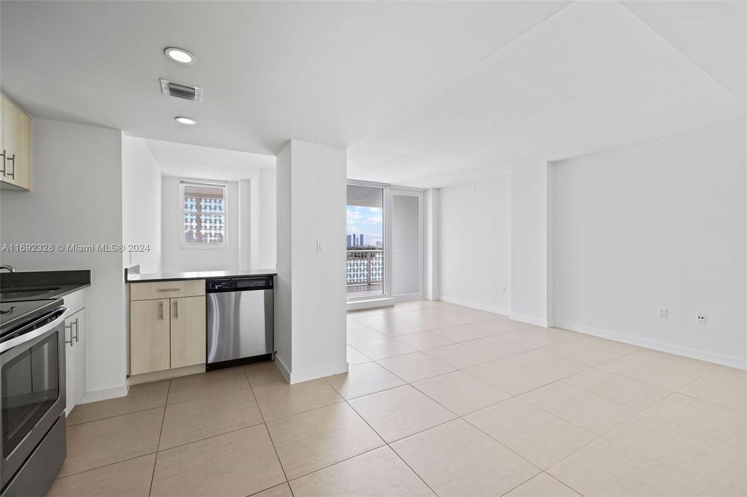 Active With Contract: $3,203 (1 beds, 1 baths, 576 Square Feet)