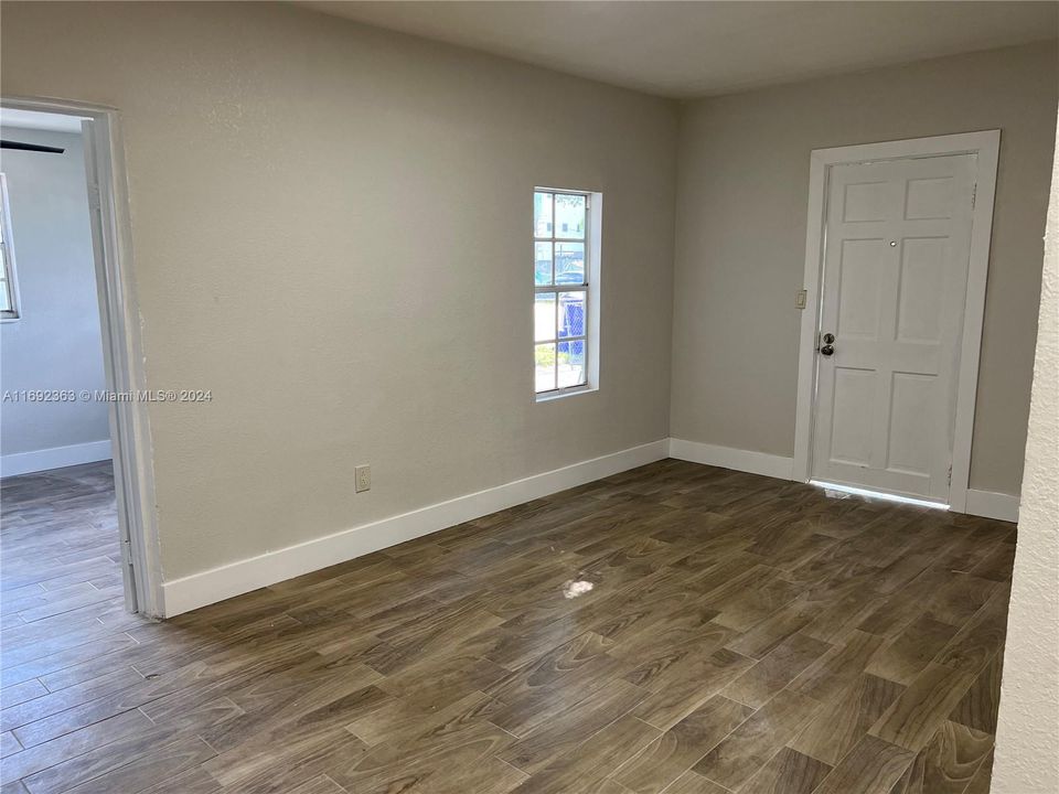 For Rent: $2,500 (4 beds, 1 baths, 1302 Square Feet)