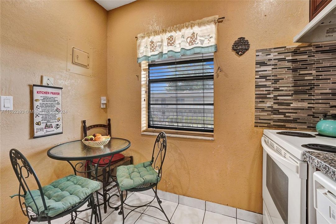 For Sale: $152,000 (2 beds, 2 baths, 990 Square Feet)