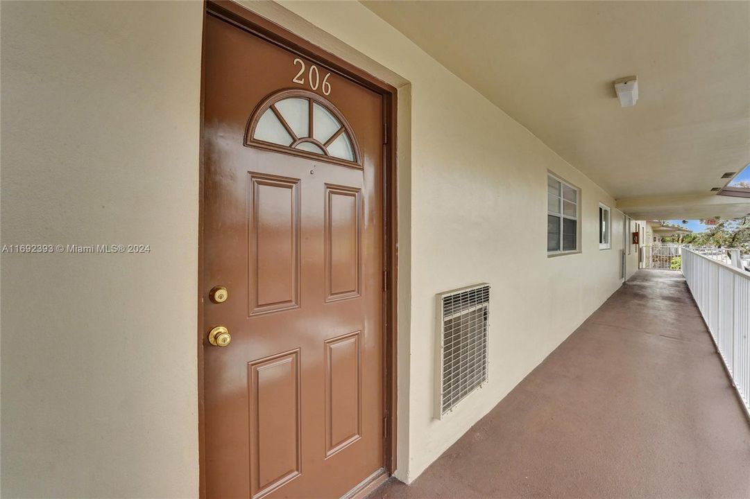 For Sale: $152,000 (2 beds, 2 baths, 990 Square Feet)