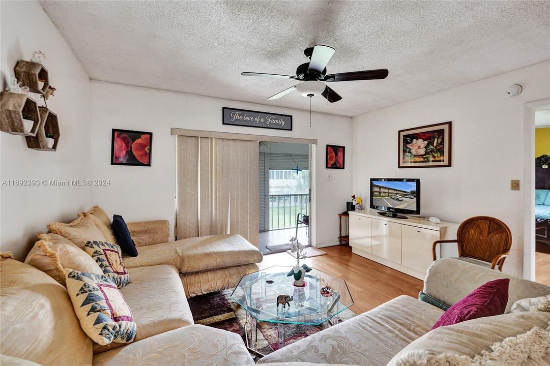 For Sale: $152,000 (2 beds, 2 baths, 990 Square Feet)