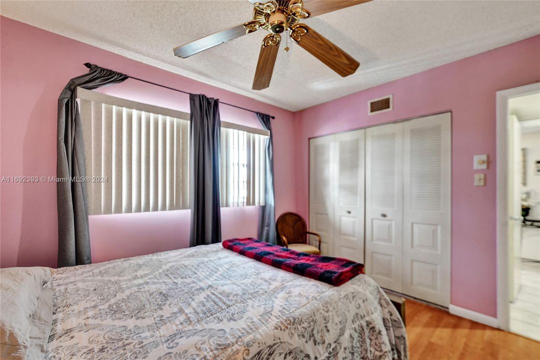 For Sale: $152,000 (2 beds, 2 baths, 990 Square Feet)