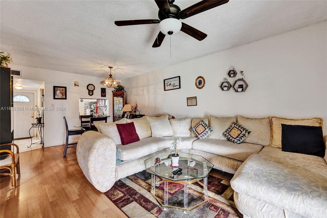 For Sale: $152,000 (2 beds, 2 baths, 990 Square Feet)