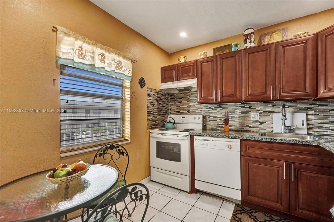 For Sale: $152,000 (2 beds, 2 baths, 990 Square Feet)