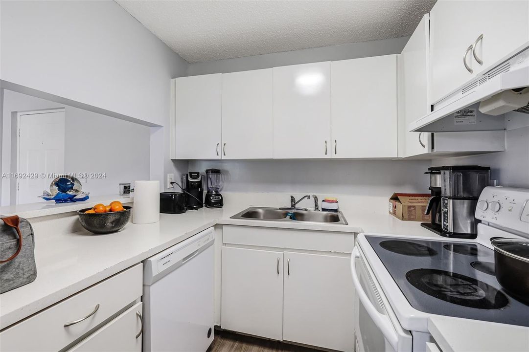 For Sale: $325,000 (2 beds, 2 baths, 960 Square Feet)