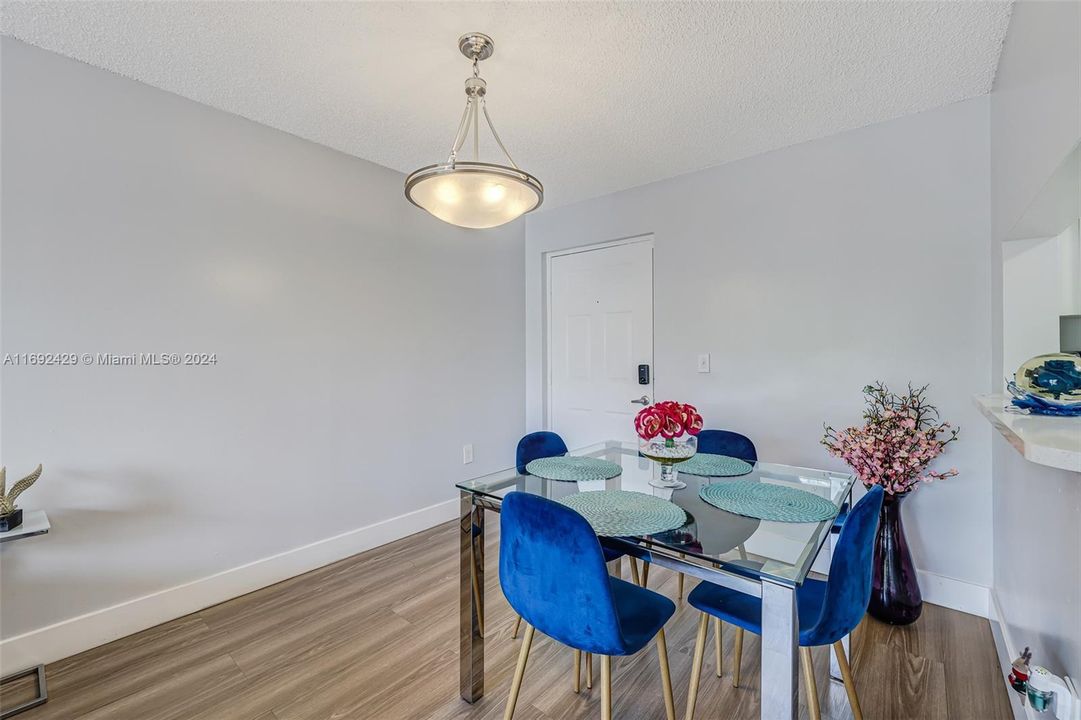 For Sale: $325,000 (2 beds, 2 baths, 960 Square Feet)