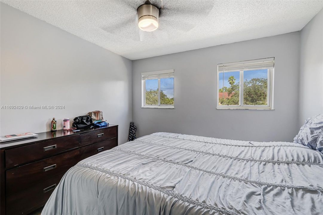 For Sale: $325,000 (2 beds, 2 baths, 960 Square Feet)