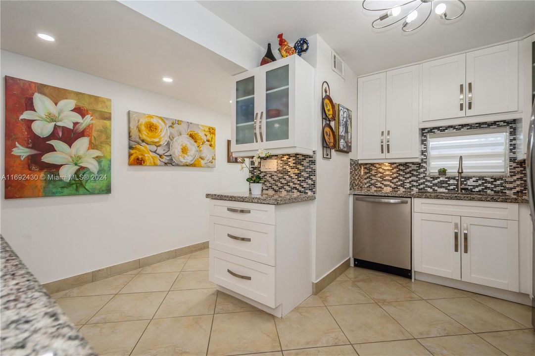 For Sale: $229,900 (2 beds, 2 baths, 1170 Square Feet)