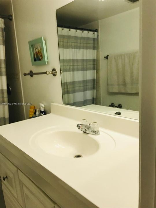 For Sale: $305,000 (1 beds, 1 baths, 810 Square Feet)