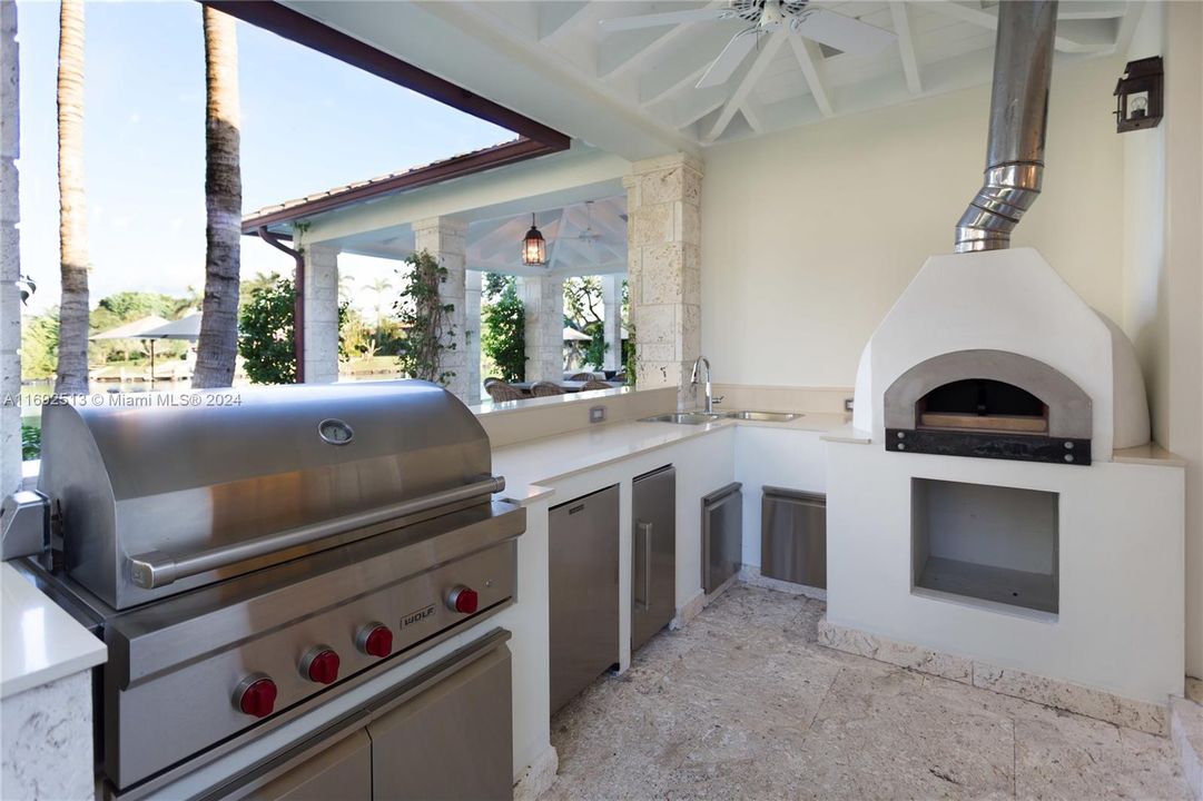 Outdoor Kitchen w/wood-burning Oven