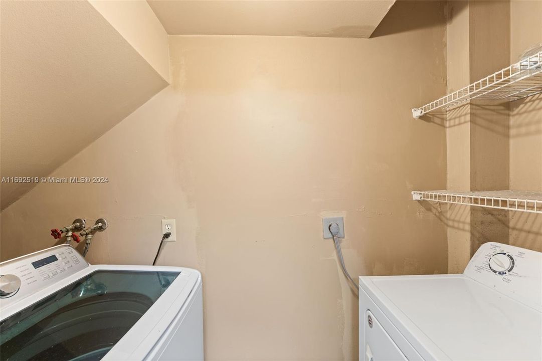 For Sale: $360,000 (2 beds, 2 baths, 1214 Square Feet)