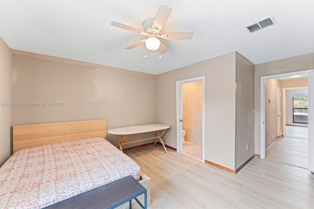 For Sale: $360,000 (2 beds, 2 baths, 1214 Square Feet)