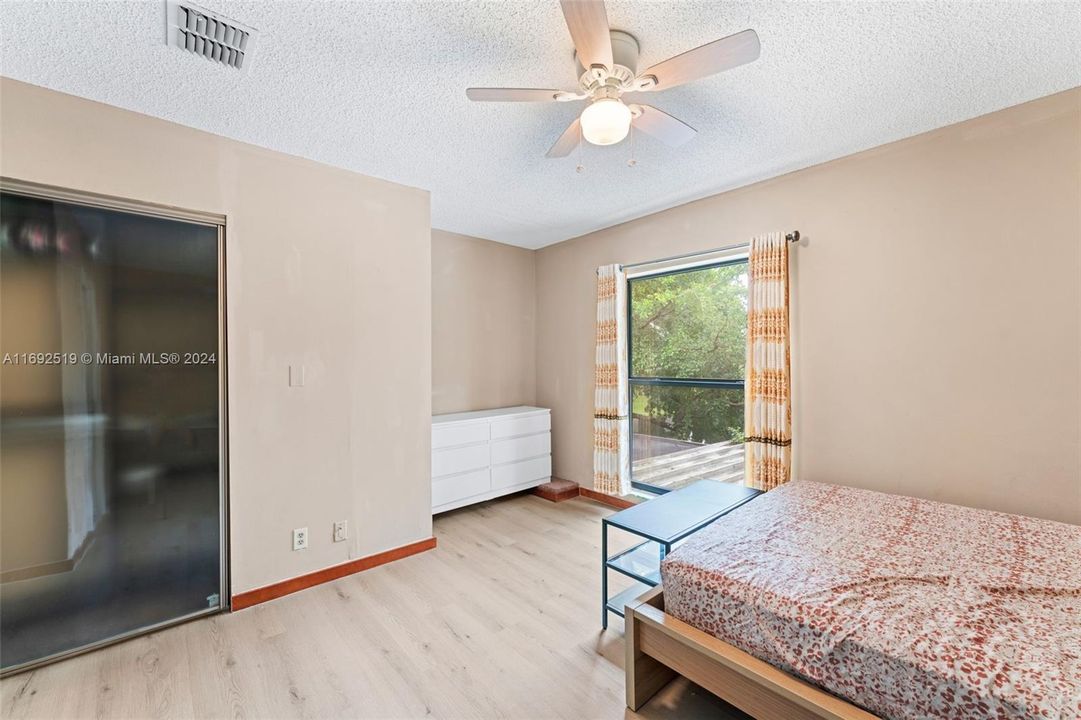 For Sale: $360,000 (2 beds, 2 baths, 1214 Square Feet)