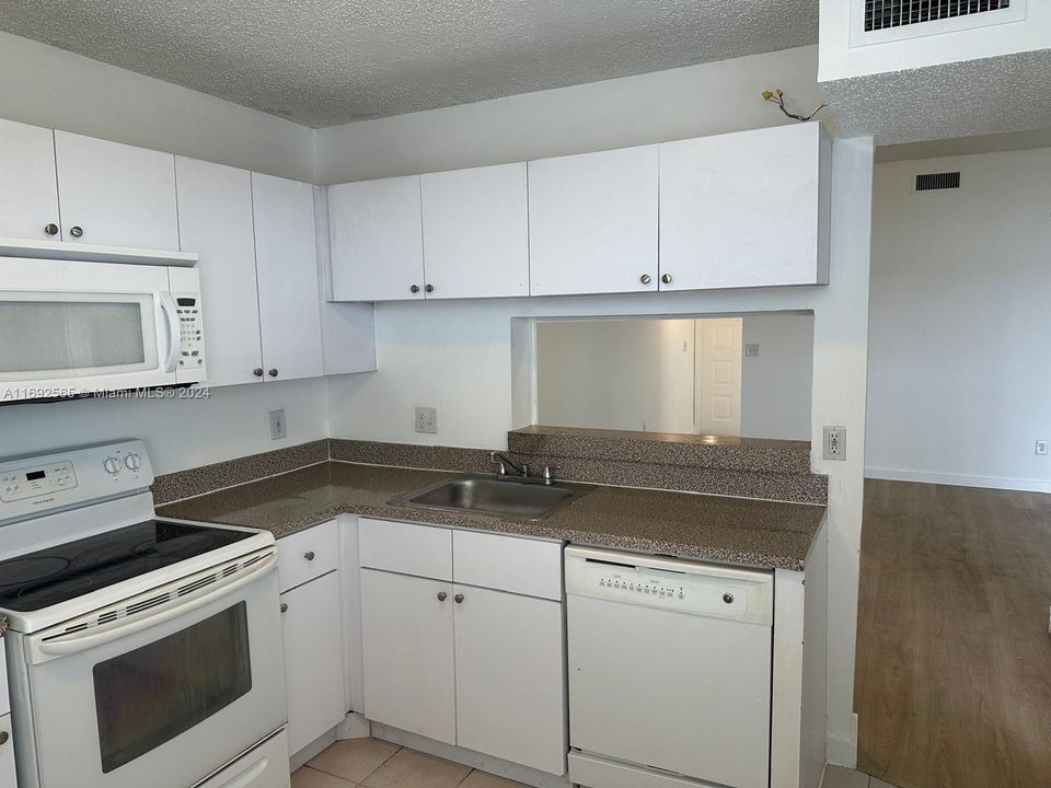 For Rent: $1,900 (2 beds, 2 baths, 960 Square Feet)