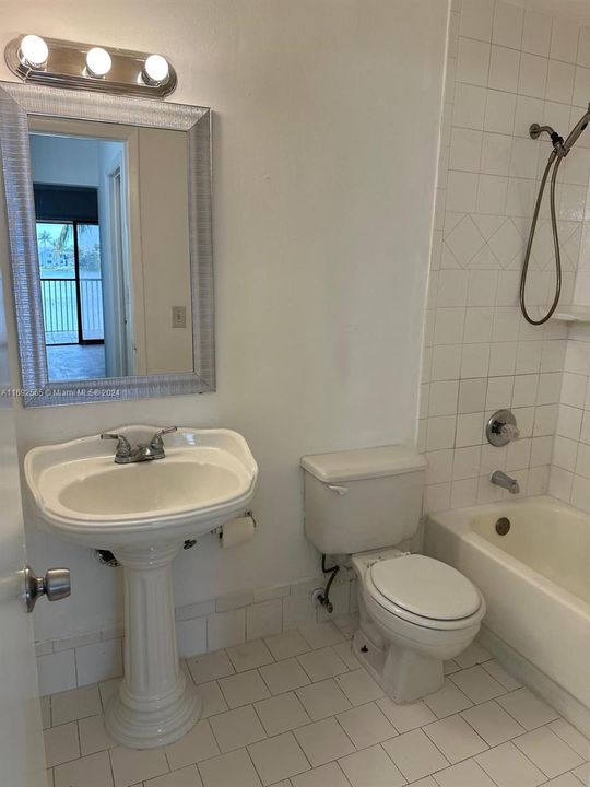 For Rent: $1,900 (2 beds, 2 baths, 960 Square Feet)