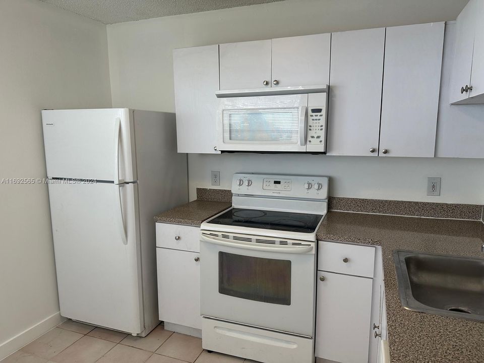 For Rent: $1,900 (2 beds, 2 baths, 960 Square Feet)