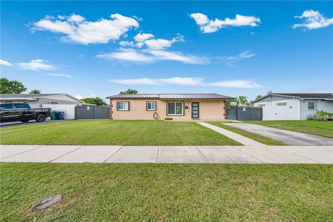 For Sale: $685,000 (3 beds, 2 baths, 1058 Square Feet)