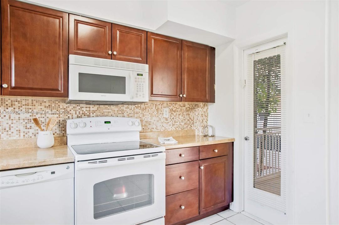 For Rent: $2,100 (1 beds, 1 baths, 882 Square Feet)