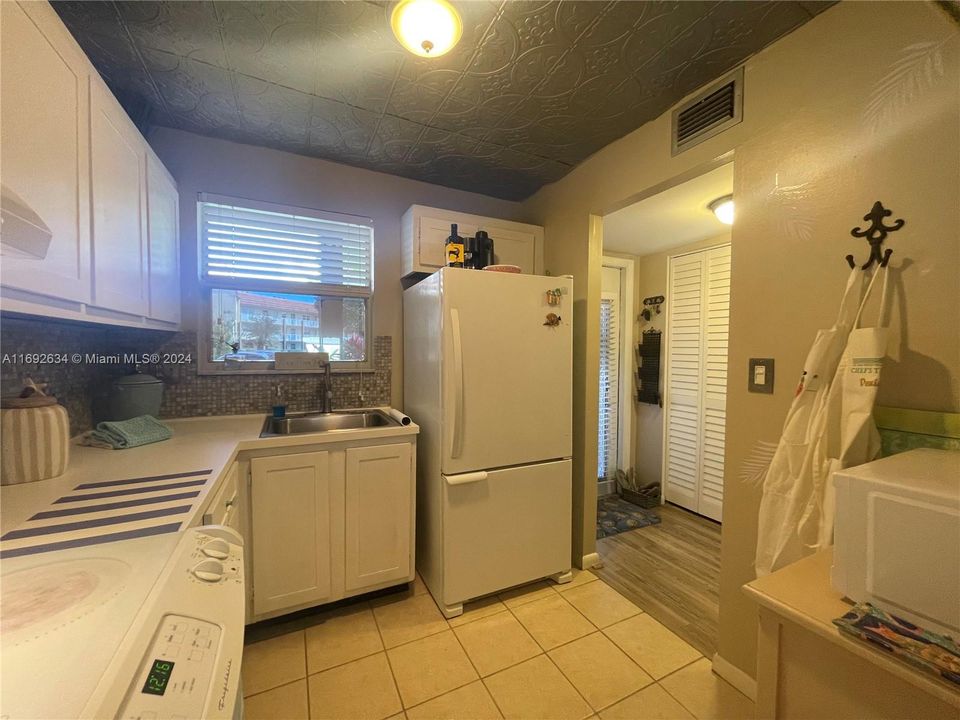 For Sale: $112,990 (1 beds, 1 baths, 640 Square Feet)