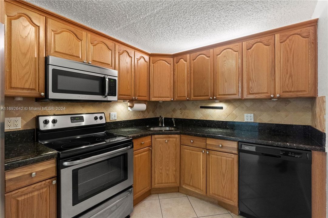 For Sale: $225,000 (2 beds, 2 baths, 1080 Square Feet)