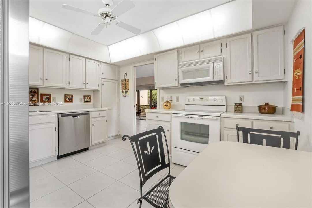 For Sale: $305,000 (3 beds, 2 baths, 1720 Square Feet)