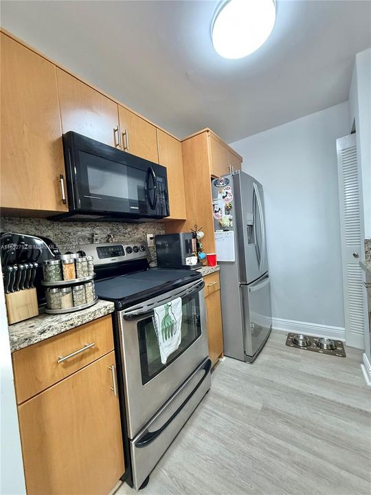 For Sale: $298,900 (2 beds, 2 baths, 827 Square Feet)