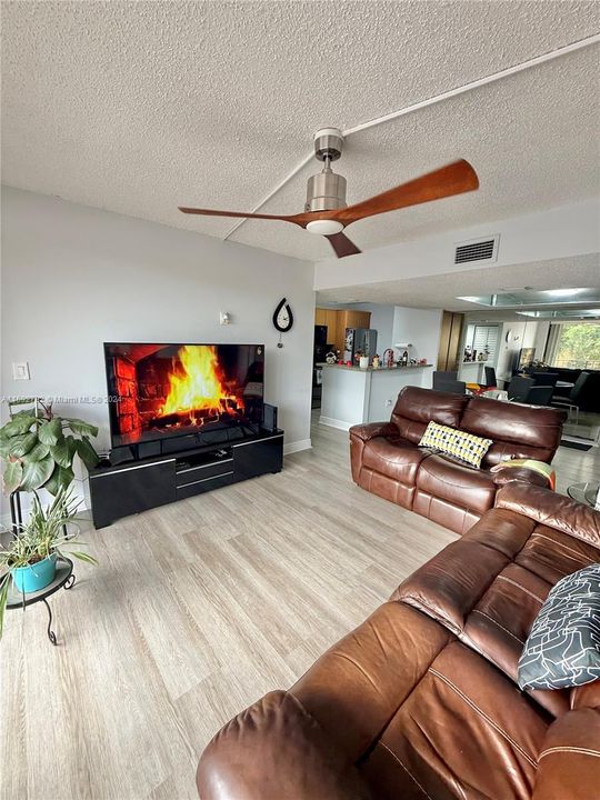 For Sale: $298,900 (2 beds, 2 baths, 827 Square Feet)