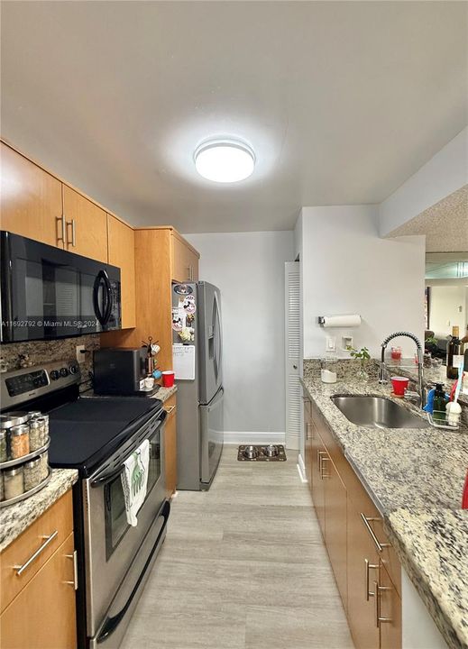 For Sale: $298,900 (2 beds, 2 baths, 827 Square Feet)