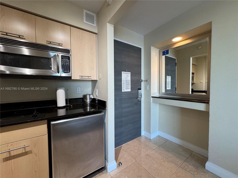 For Sale: $128,900 (1 beds, 1 baths, 585 Square Feet)