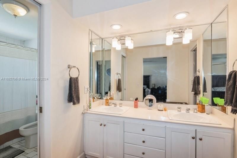 MASTER BATH WITH DUAL SINKS