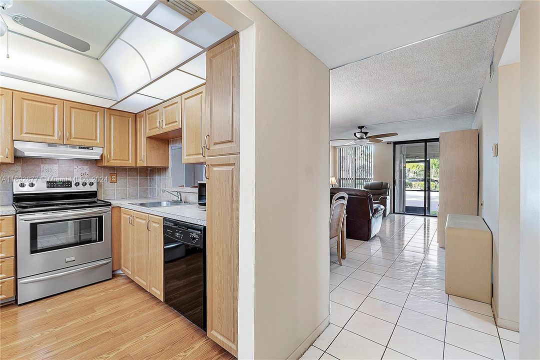 For Sale: $185,000 (2 beds, 2 baths, 1023 Square Feet)