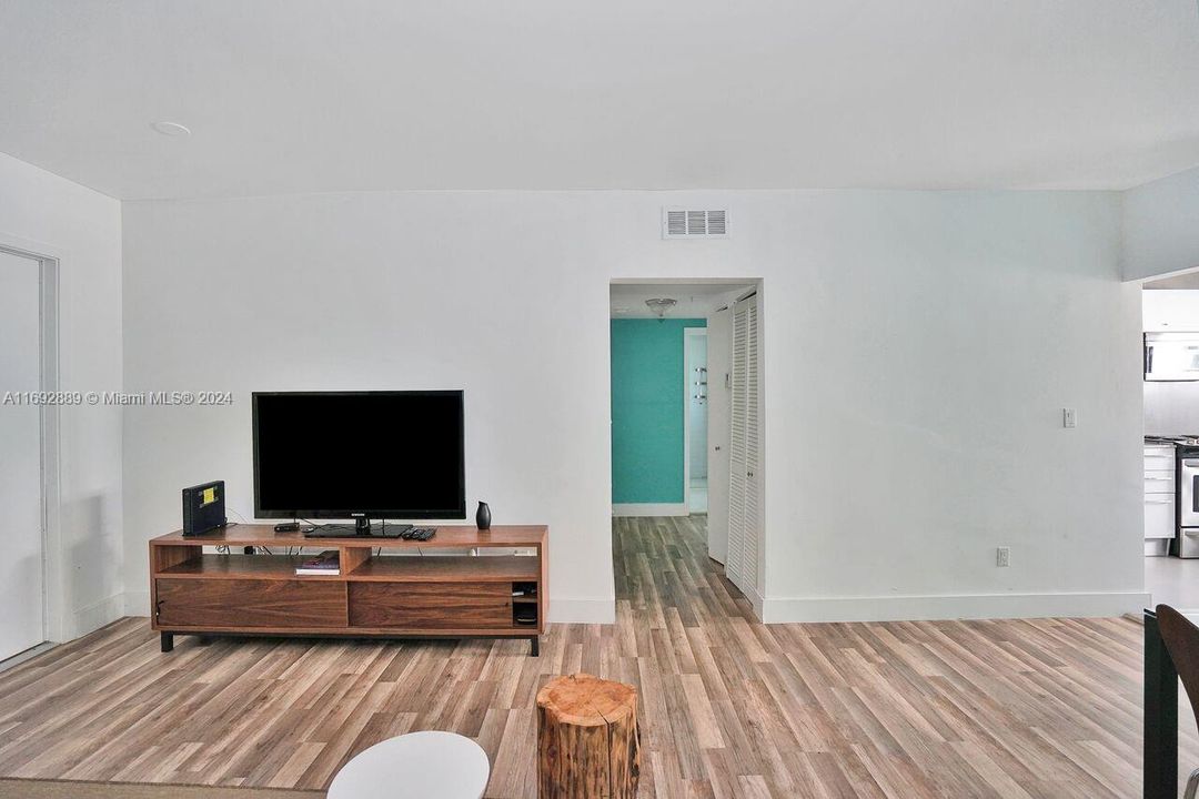 For Sale: $360,000 (2 beds, 1 baths, 817 Square Feet)