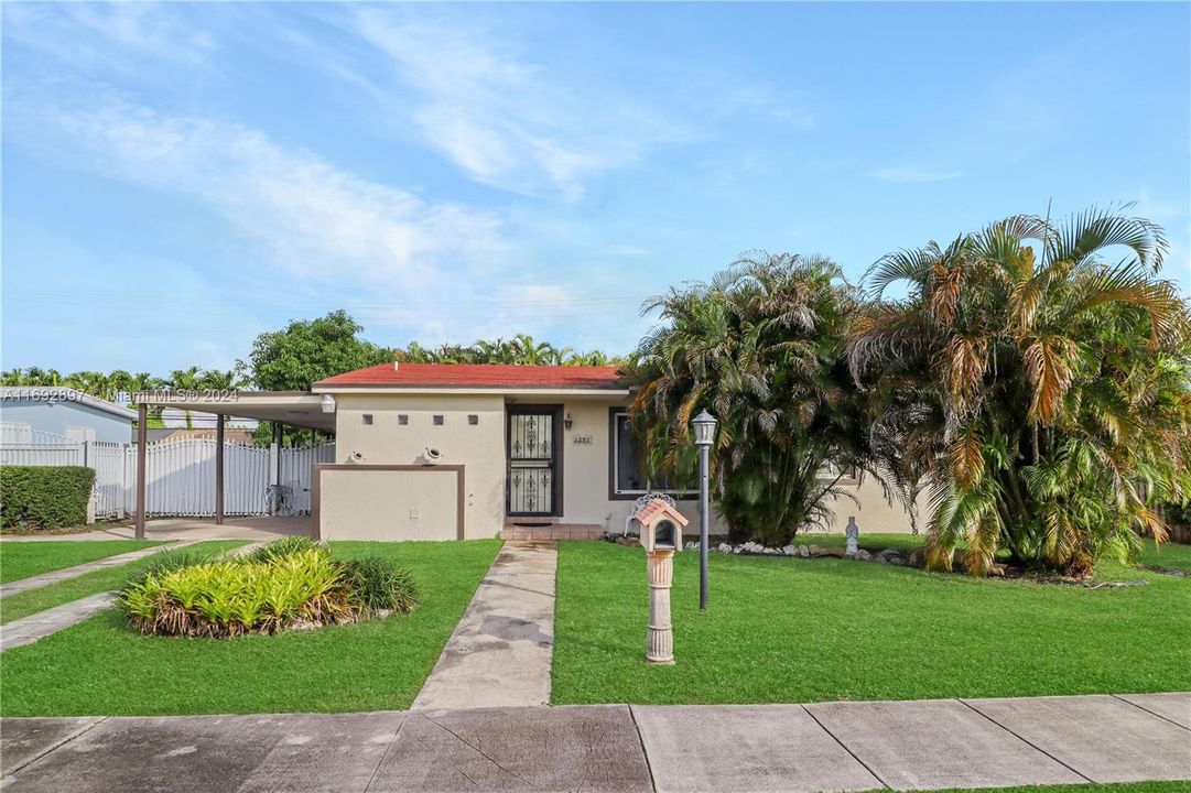 For Sale: $600,000 (3 beds, 2 baths, 1168 Square Feet)