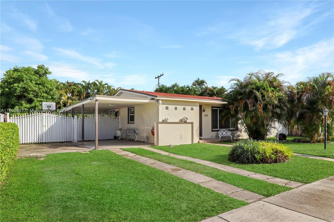 For Sale: $600,000 (3 beds, 2 baths, 1168 Square Feet)