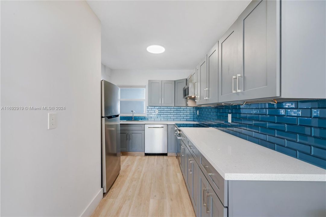 For Sale: $265,000 (2 beds, 2 baths, 930 Square Feet)